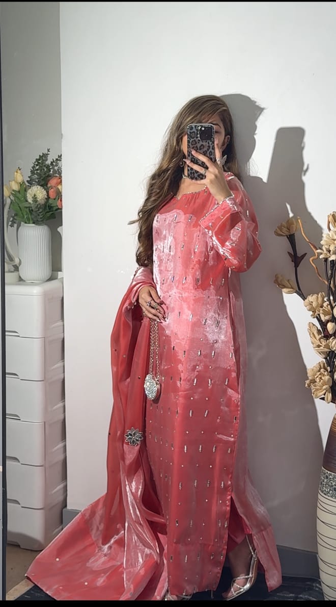 گـلابـی انـداز💗🌺💓